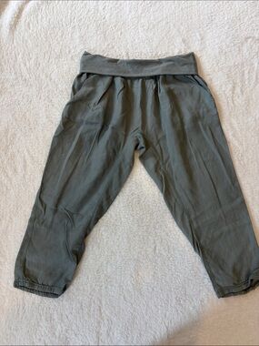 Lululemon Sunset Salutation Crop – Fatigue Green – Size 4